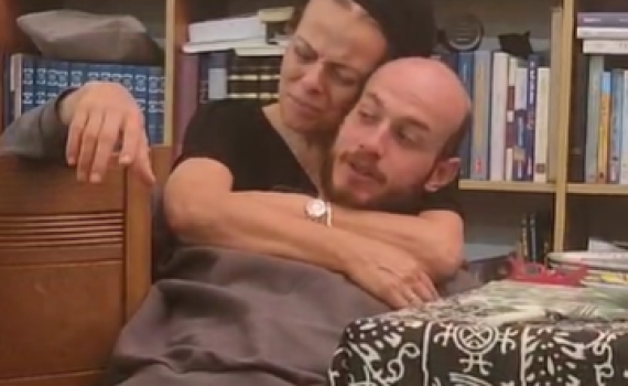 שובר לב: שאולי גרינגליק בחיבוק אחרון מאמא | צפו