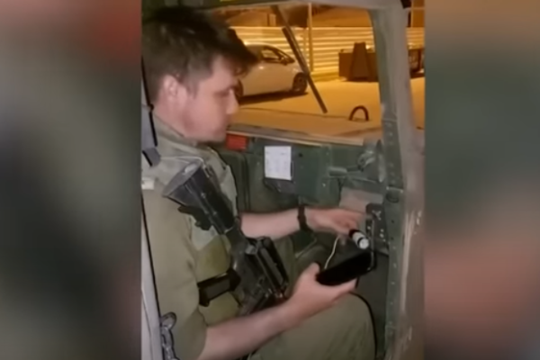 איך מטעינים טלפון בעזה? הפטנט שמיוצר בבית כנסת