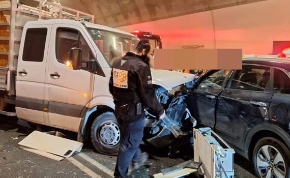 כביש המנהרות: תאונה בין 2 מכוניות ומשאית; 6 פצועים