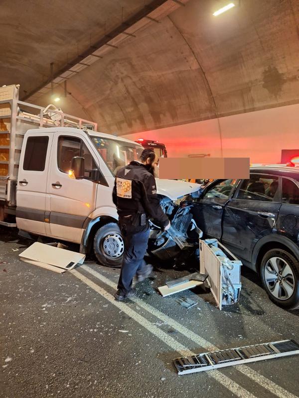 כביש המנהרות: תאונה בין 2 מכוניות ומשאית; 6 פצועים
