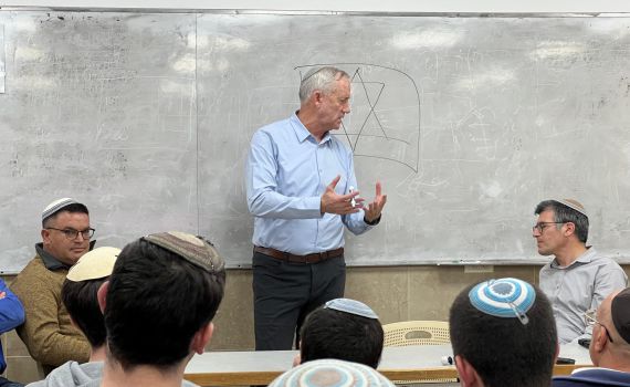גנץ הגיע לישיבת ירוחם: 'מאמינים בצורך באחדות'
