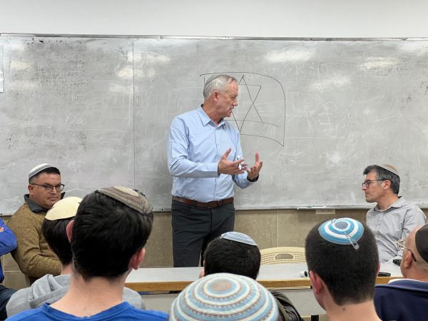 גנץ הגיע לישיבת ירוחם: 'מאמינים בצורך באחדות'
