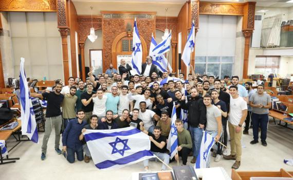 "זה הניצחון": צפו בישיבת שדרות חוזרת הביתה