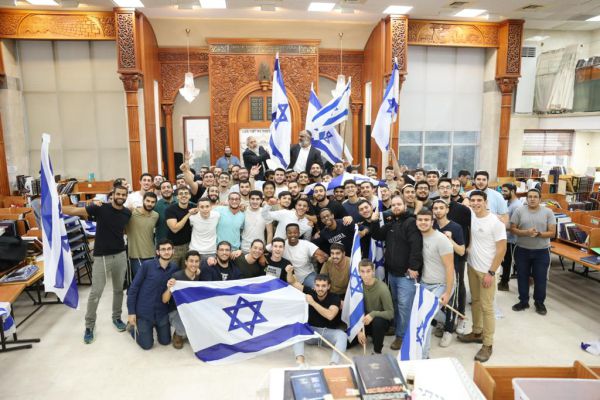 "זה הניצחון": צפו בישיבת שדרות חוזרת הביתה