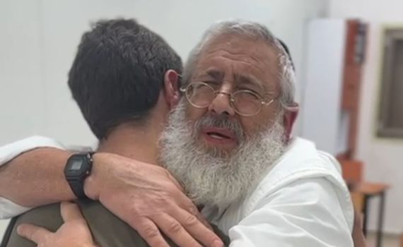 מרגש: אב פוגש את בנו הצנחן ופורץ בבכי