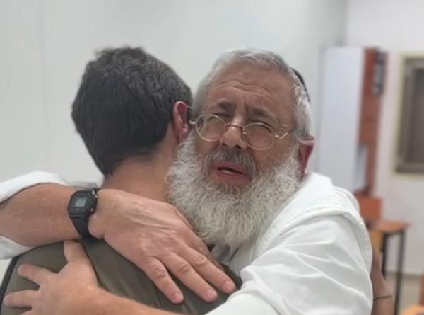 מרגש: אב פוגש את בנו הצנחן ופורץ בבכי