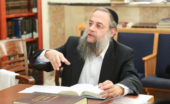 הרב החרדי מעורר סערה: התורה מגנא ומצלא? אז קחו אחריות