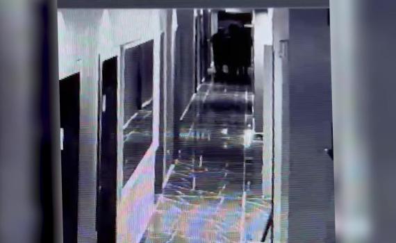 צרחות במלון: ניסו לפרוץ לחדרים של המפונים