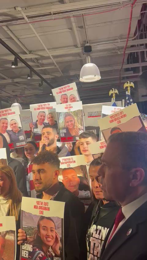 לצד משפחות החטופים: עדן חסון בשירת "התקווה" בניו יורק