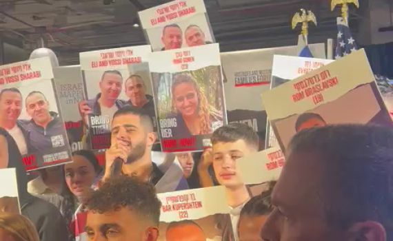 לצד משפחות החטופים: עדן חסון בשירת "התקווה" בניו יורק