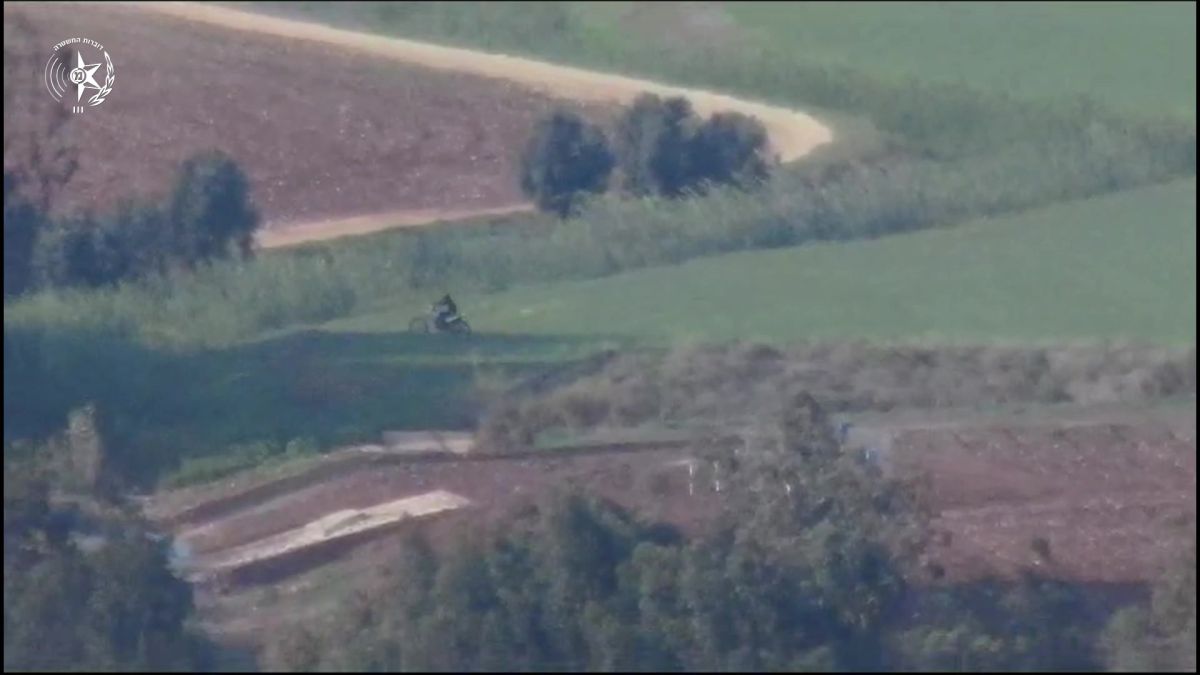 רכוב על אופנוע: תושב דיר אל אסד משחית שדות | צפו