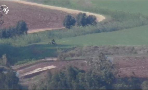 רכוב על אופנוע: תושב דיר אל אסד משחית שדות | צפו