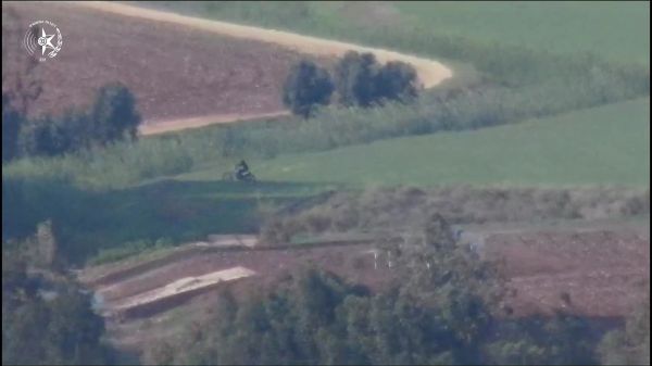 רכוב על אופנוע: תושב דיר אל אסד משחית שדות | צפו