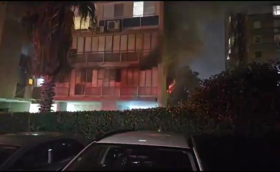 פצוע קשה בשריפה שפרצה בדירה בחולון