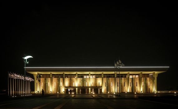 עשרות מבנים ברחבי הארץ הוארו למען החטופים | צפו