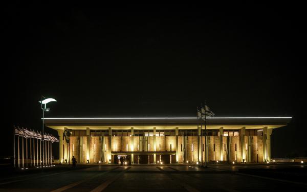 עשרות מבנים ברחבי הארץ הוארו למען החטופים | צפו