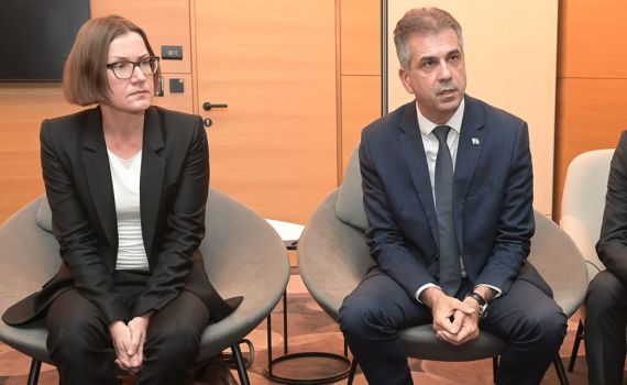 הדרישה של שר החוץ מנשיאת הצלב האדום