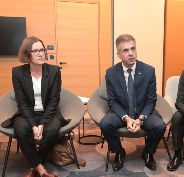 הדרישה של שר החוץ מנשיאת הצלב האדום