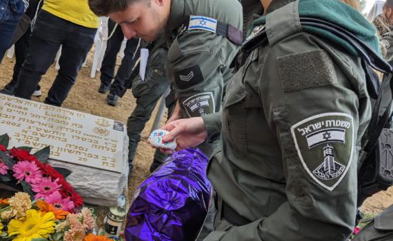 בנות המדרשה עלו לקברה של הלוחמת שנפלה
