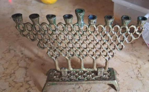 לוחם שמצא חנוכיה בעזה, מחפש את בעליה