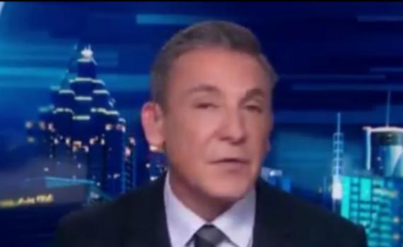 מגיש CNN מקריא מכתב של אם החטופה ופורץ בבכי