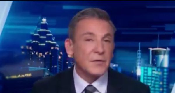 מגיש CNN מקריא מכתב של אם החטופה ופורץ בבכי