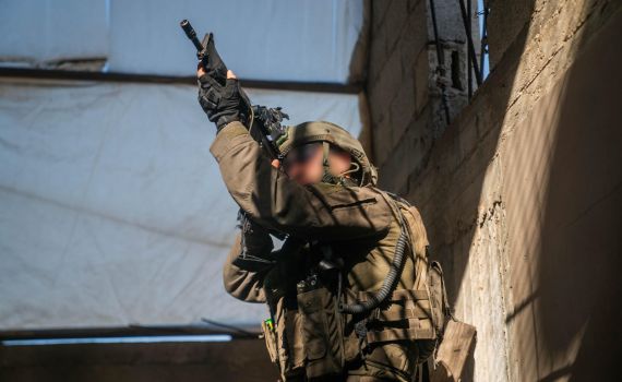 "יש לנו חמוש": המחבלים יצאו מבנין וחוסלו מהאוויר