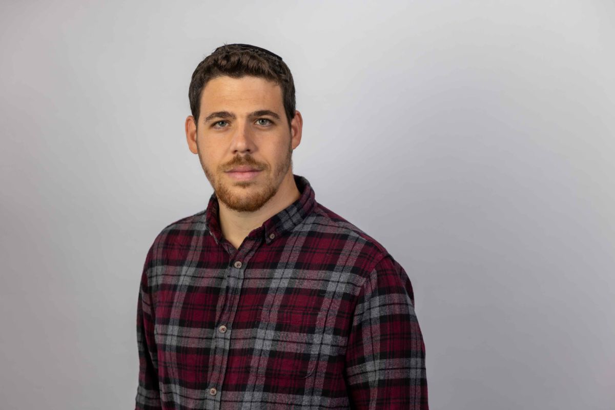 הכתב הסרוג עוזב את 'ישראל היום' ועובר למתחרים