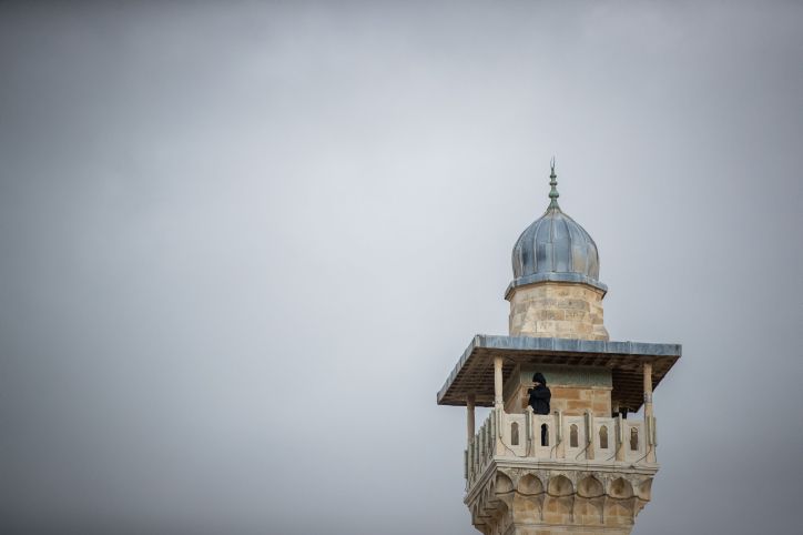 "אל תניחו את הנשק": דרשן במסגד נעצר בחשד להסתה