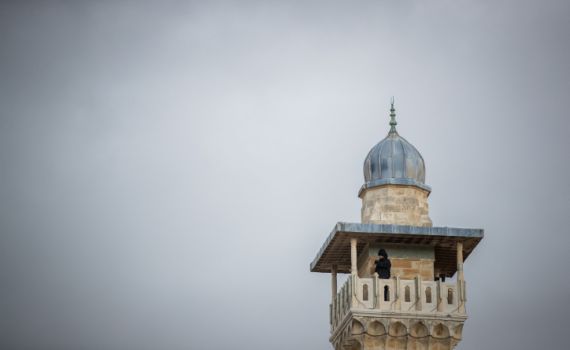 "אל תניחו את הנשק": דרשן במסגד נעצר בחשד להסתה