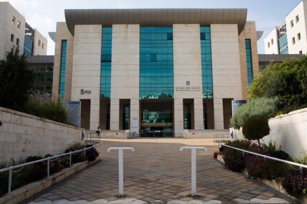 תושב ראשון לציון השליך חפץ על שופט ונעצר