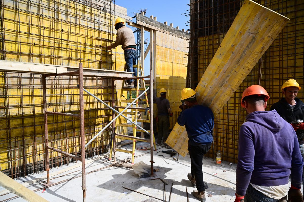 פועל נפצע קשה בסלעית לאחר שנפל עליו מוט ברזל