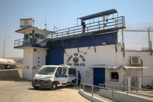 דרמה בבית הכלא: סוהרות פרצו לתאו של המחבל מפרשת הסרסור