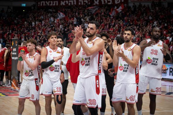 מזעזע: אוהדי הפועל ת"א ביזו טקס לזכר שוטרים