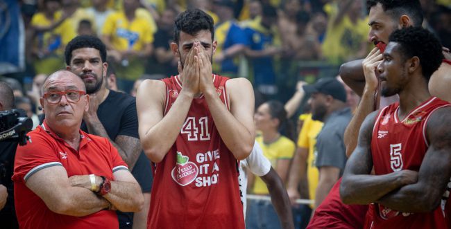 אחרי ביזוי הטקס: 3 אוהדי הפועל ת"א הורחקו ל-60 יום