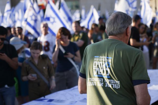 "אחים לנשק" נגד האחים לנשק