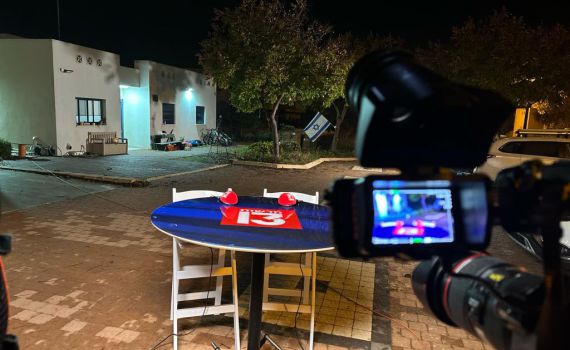 "אחרי חודשיים": עיתונאי חדשות 13 בתמונה מרגשת