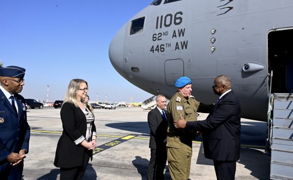 הלחץ האמריקני נמשך: מזכיר ההגנה נחת בישראל