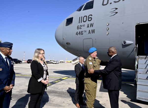 הלחץ האמריקני נמשך: מזכיר ההגנה נחת בישראל