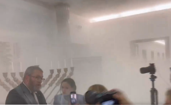 ביזיון: ראש המפלגה בפולין כיבה את החנוכיה בפרלמנט