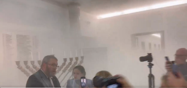 ביזיון: ראש המפלגה בפולין כיבה את החנוכיה בפרלמנט