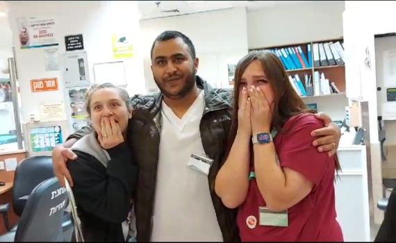 התרגשות בבית החולים: האחות שנחטפה חזרה מהשבי