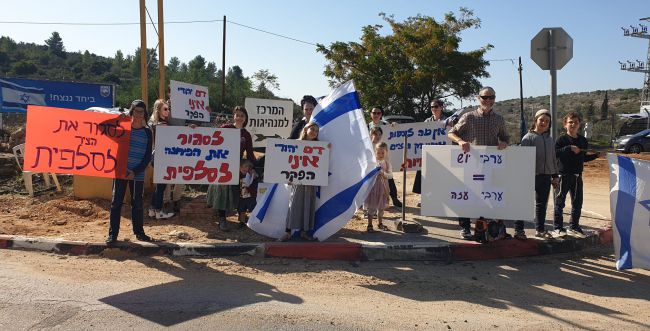 הכניסה לכפר הפלסטיני נחסמה: "לא נהיה בארי 2"