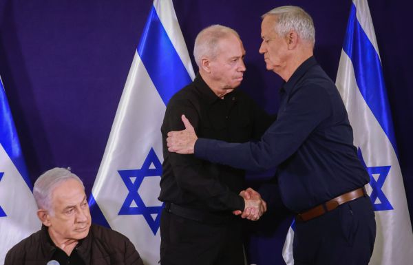 ואטורי: עדיף הצהרות בלי הנשיקות בפה של גנץ וגלנט