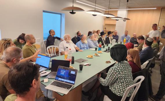 בכירי רבני הציונות הדתית ביקרו בחמ"ל של 'אחים לנשק'