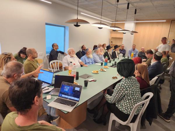 בכירי רבני הציונות הדתית ביקרו בחמ"ל של 'אחים לנשק'