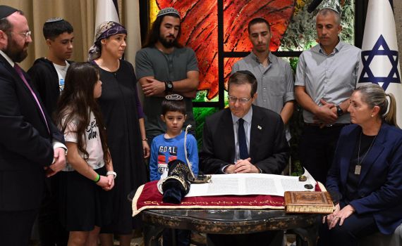 לזכרו של אלחנן קלמנזון: ס"ת נכתב לקיבוץ בארי