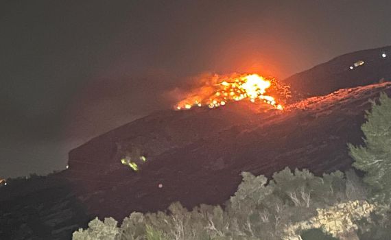 התושבים נחנקים: פלסטינים הציתו מזבלה בסמוך לעטרת