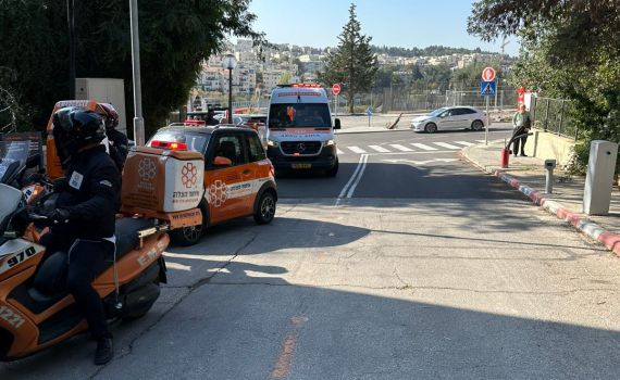 אשה נפלה לפיר מעלית בשדרת המוזיאונים