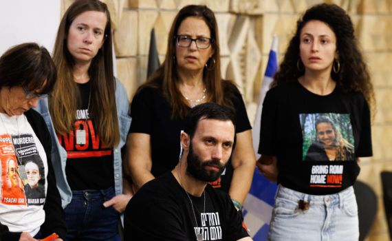 לאחר שאיימו: הקבינט ייפגש עם משפחות החטופים